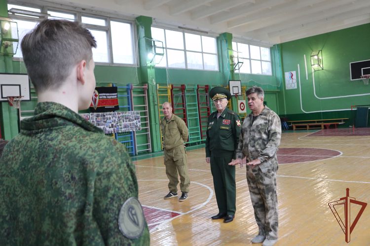 Ветераны Росгвардии провели мастер-класс по самообороне для екатеринбургских школьников 