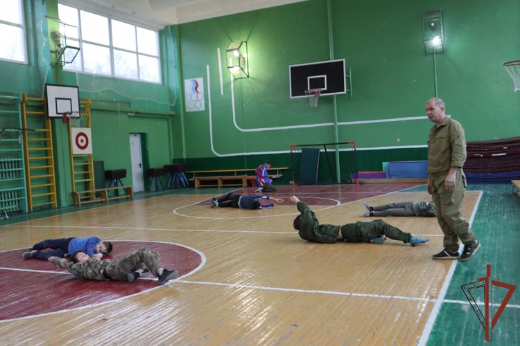Ветераны Росгвардии провели мастер-класс по самообороне для екатеринбургских школьников 