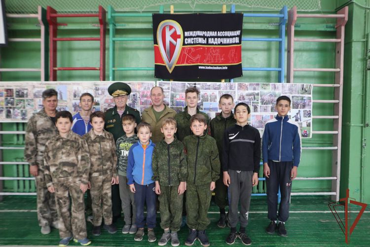 Ветераны Росгвардии провели мастер-класс по самообороне для екатеринбургских школьников 