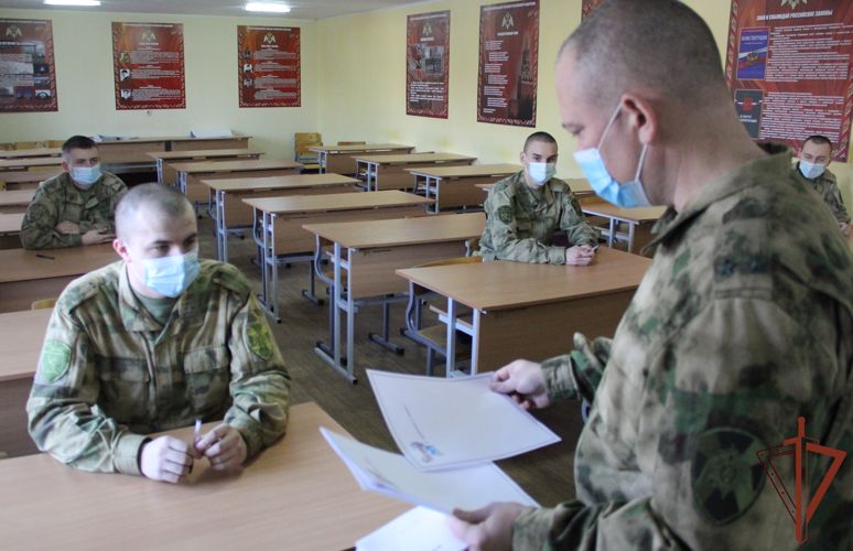 Письма военнослужащих по призыву доставили их мамам офицеры тюменского кинологического центра Росгвардии (видео)