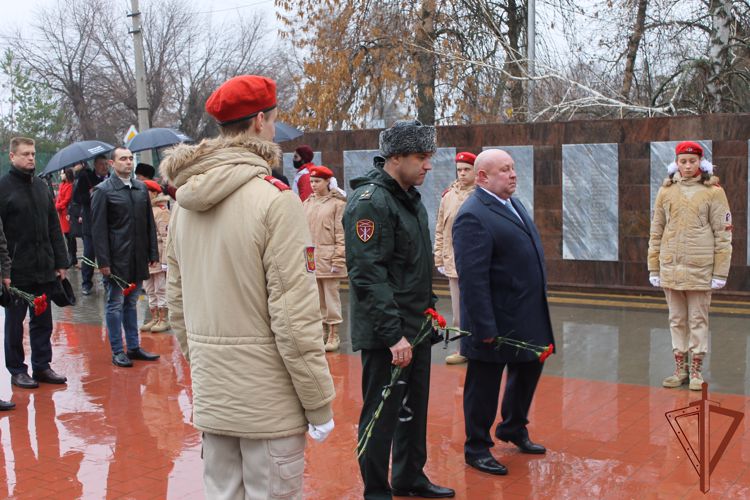 Военнослужащие Росгвардии почтили память освободителей Калача-на-Дону