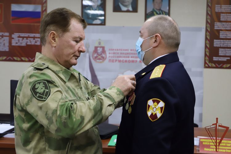 Командующий Приволжским округом Росгвардии вручил госнаграды отличившимся сотрудникам в Перми 