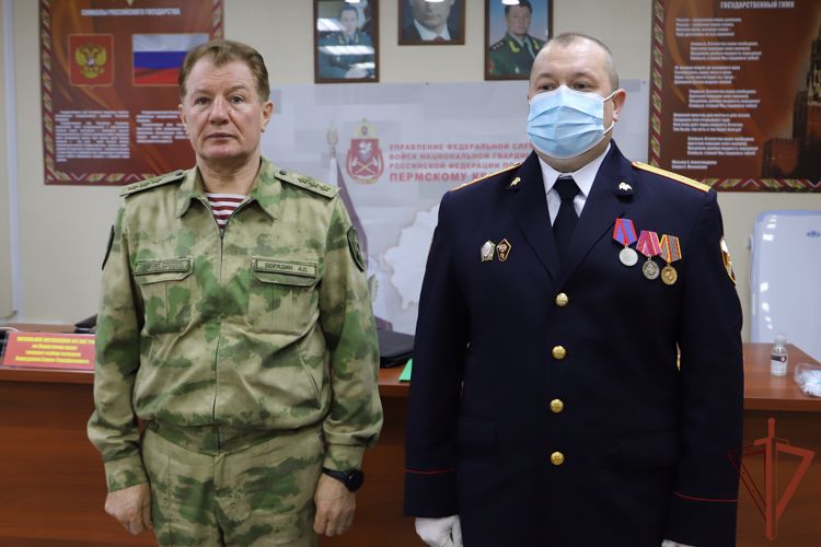 Командующий Приволжским округом Росгвардии вручил госнаграды отличившимся сотрудникам в Перми 