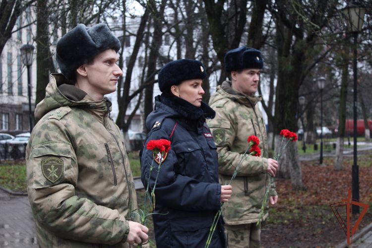 Росгвардейцы Северо-Западного округа  почтили память погибших сотрудников и военнослужащих