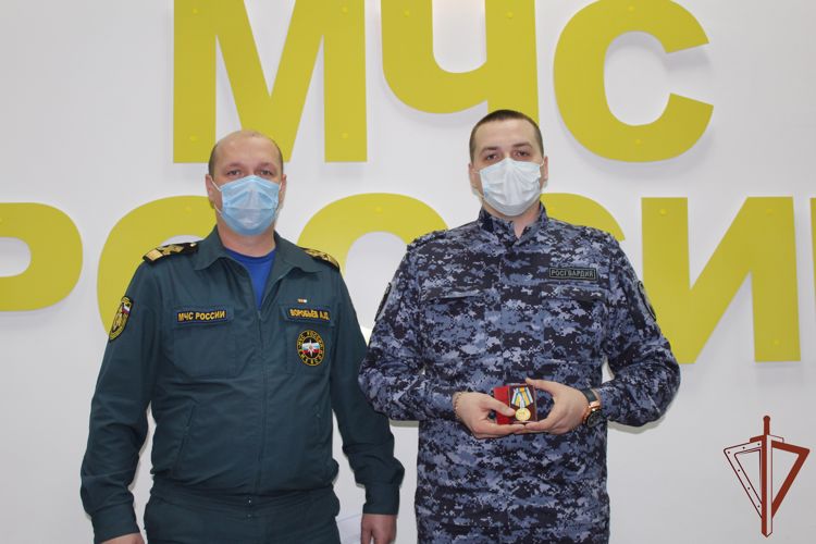 Росгвардейцу из Вологодской области вручена медаль «За спасение погибающих на водах»