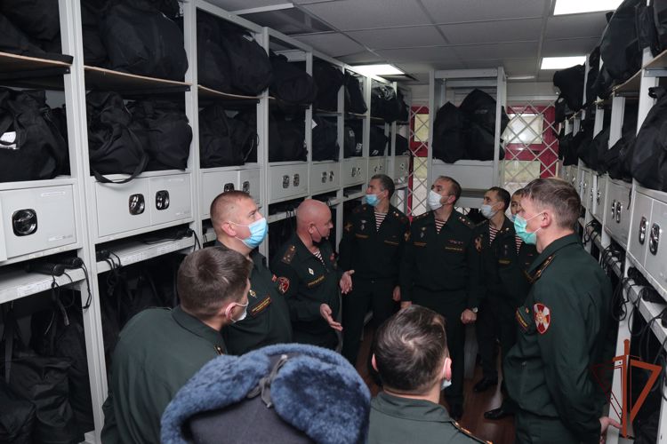 Слушателей Общевойсковой академии ознакомили со средствами инженерного обеспечения Росгвардии