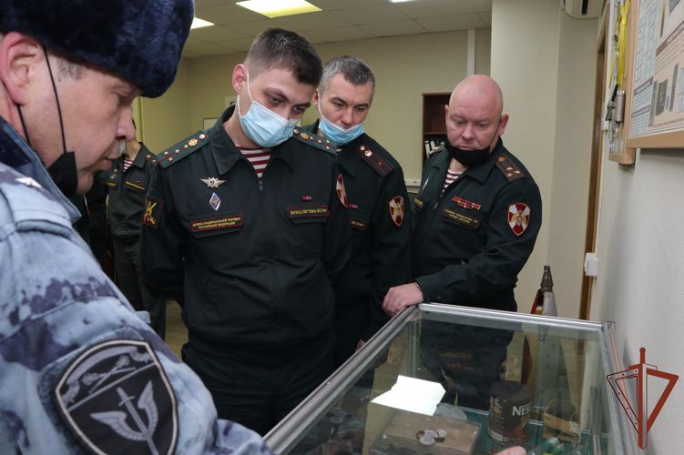 Слушателей Общевойсковой академии ознакомили со средствами инженерного обеспечения Росгвардии
