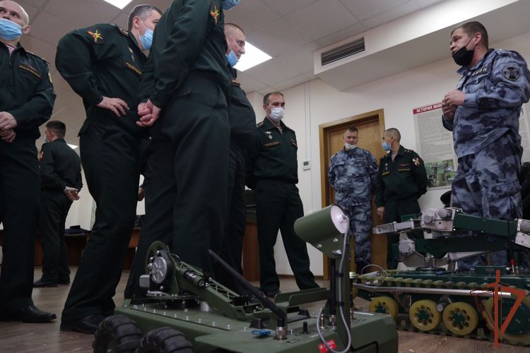 Слушателей Общевойсковой академии ознакомили со средствами инженерного обеспечения Росгвардии