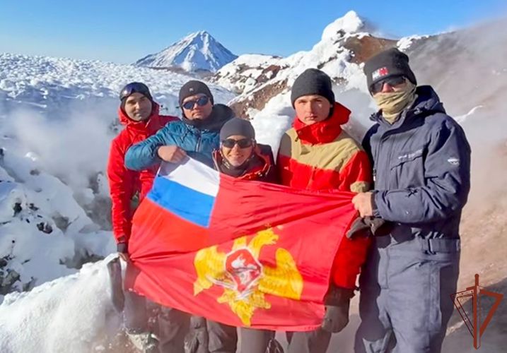 Росгвардейцы поднялись на вершину Авачинского вулкана в Камчатском крае