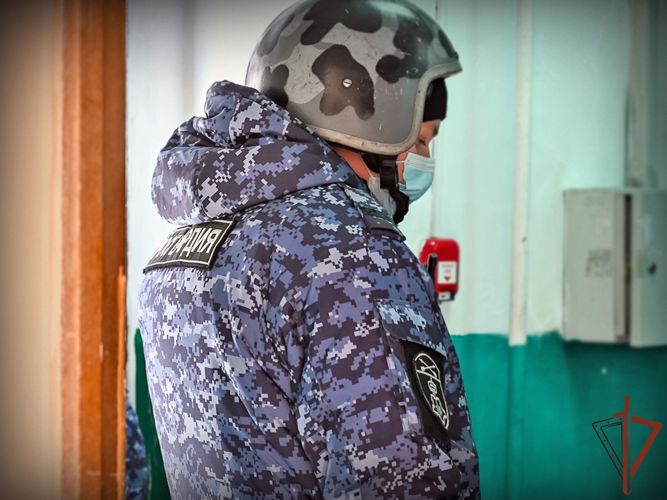 Сотрудники Росгвардии задержали в Хакасии подозреваемого в тяжком преступлении 