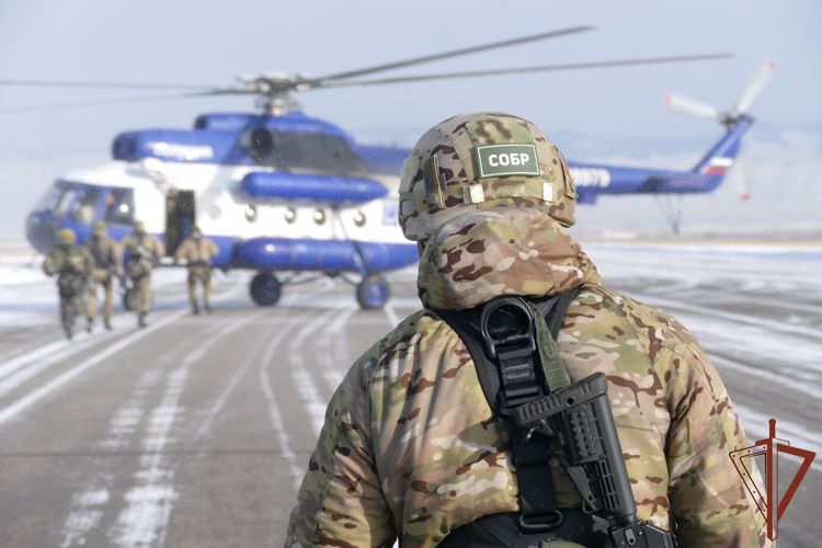 Спецназ Росгвардии провел тренировки по беспарашютному десантированию в Красноярске и Кызыле (видео)