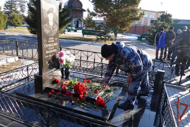 В Сибирском округе Росгвардии почтили память погибших сослуживцев 