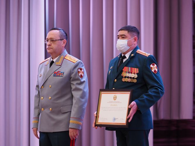 Награды погибших лётчиков Росгвардии передали их родным