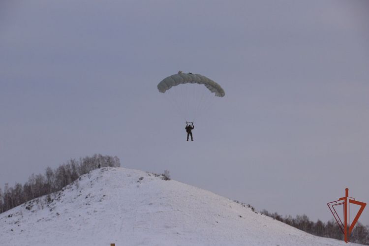 Тренировку по десантированию в сложных метеоусловиях провели спецназовцы Росгвардии в Сибири  (видео)