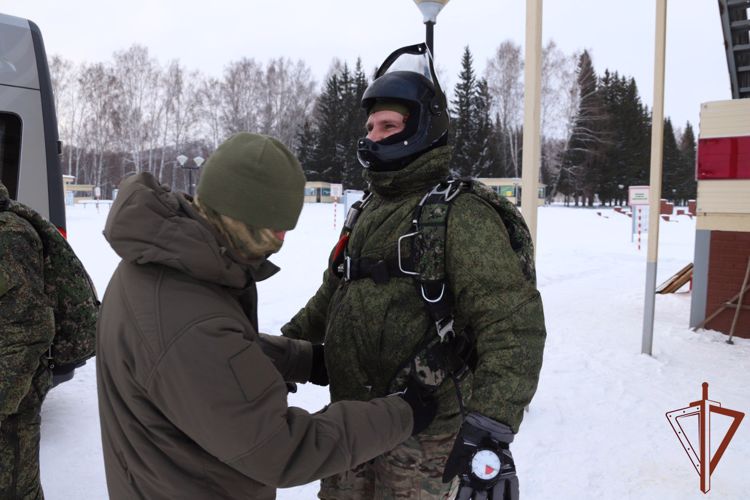 Тренировку по десантированию в сложных метеоусловиях провели спецназовцы Росгвардии в Сибири (видео)