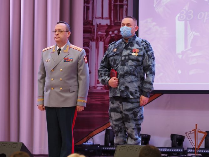 Командующий Северо-Западным округом Росгвардии вручил  отличившимся сотрудникам и военнослужащим  государственные награды
