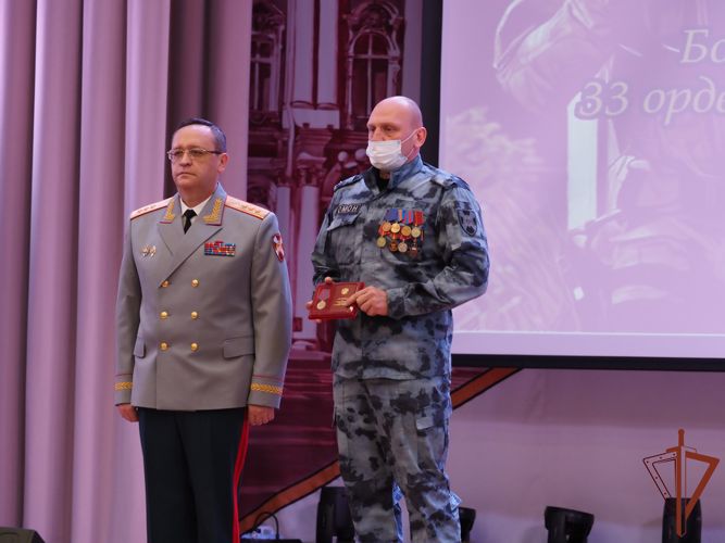 Командующий Северо-Западным округом Росгвардии вручил  отличившимся сотрудникам и военнослужащим  государственные награды