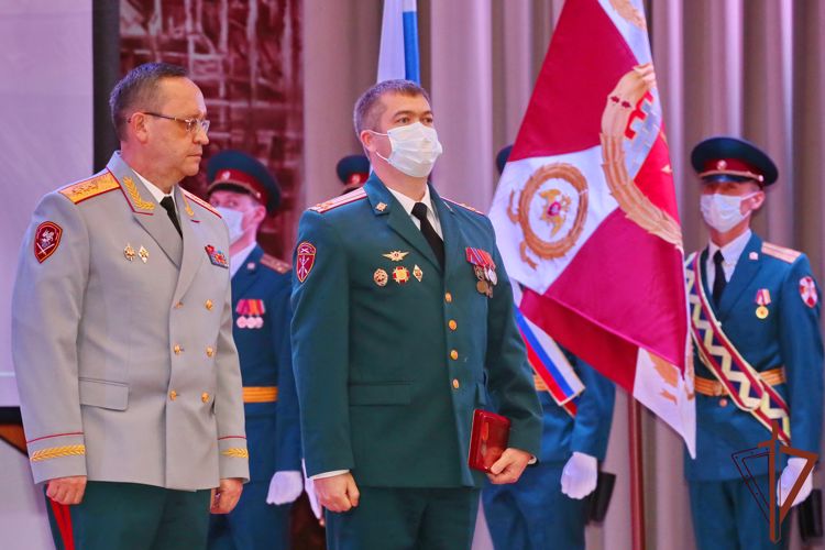 Командующий Северо-Западным округом Росгвардии вручил  отличившимся сотрудникам и военнослужащим  государственные награды