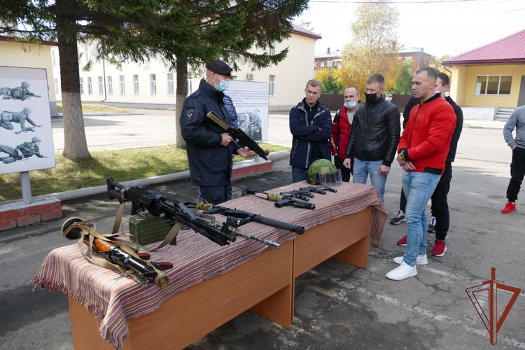    Тематические мероприятия ко дню рождения конструктора Михаила Калашникова провели росгвардейцы в Сибири