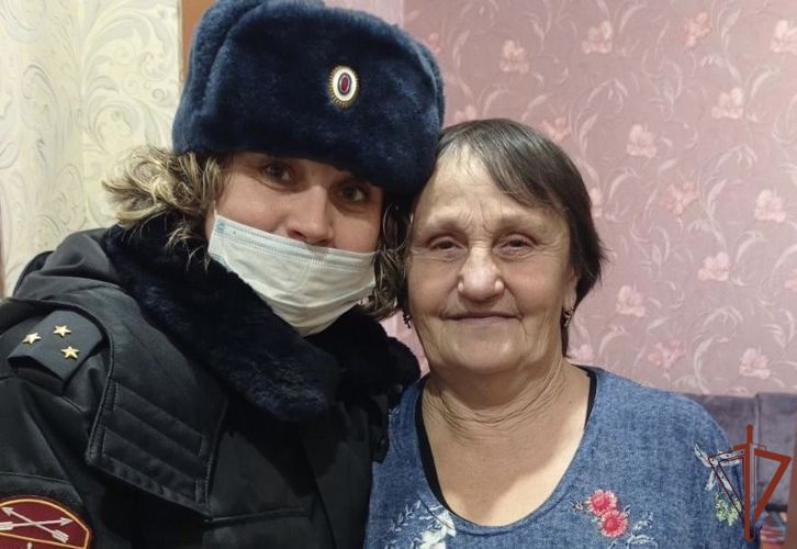 Маму погибшего сослуживца навестили  росгвардейцы в  Иркутске