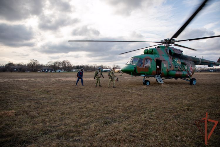 Росгвардейцы провели занятие по парашютно-десантной подготовке на Северном Кавказе