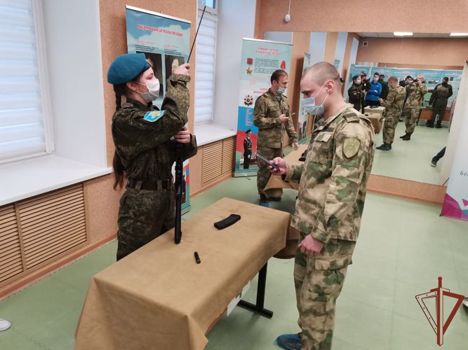 В Мурманске военнослужащие морского отряда Росгвардии провели чемпионат по неполной разборке-сборке автомата Калашникова