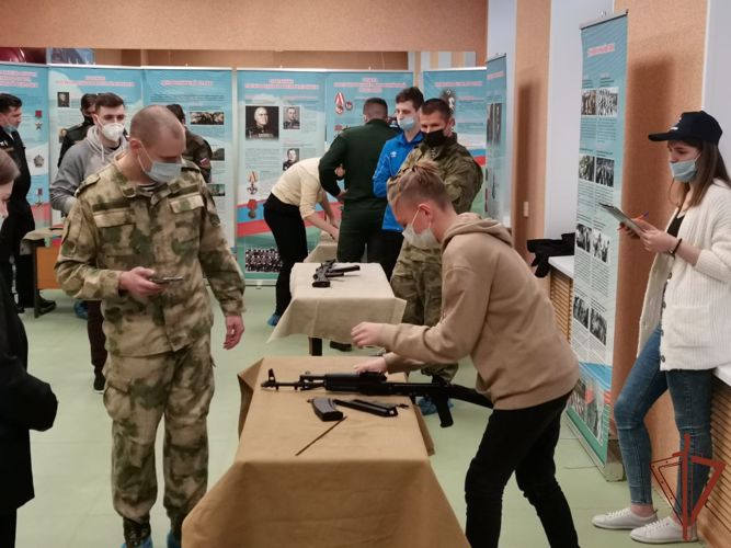 В Мурманске военнослужащие морского отряда Росгвардии провели чемпионат по неполной разборке-сборке автомата Калашникова