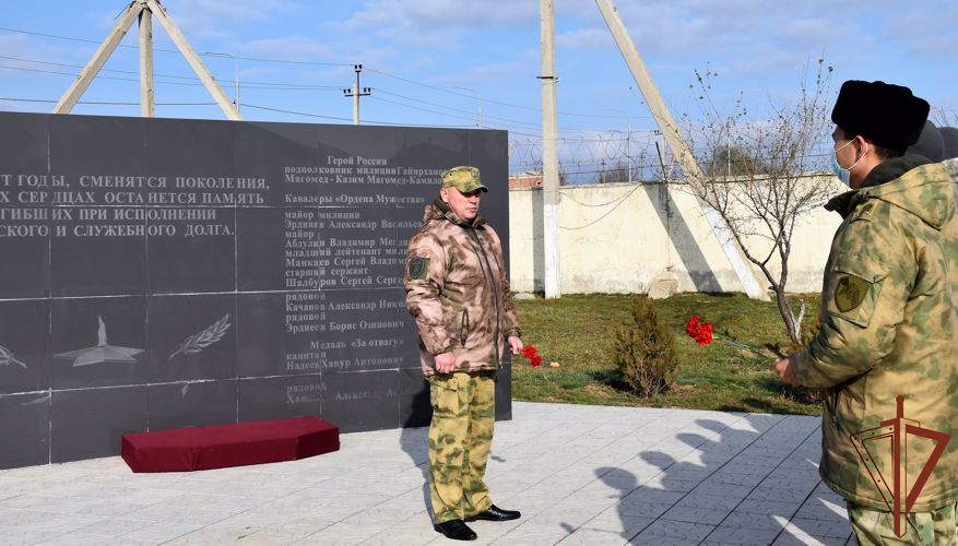 Память погибших сотрудников и военнослужащих почтили росгвардейцы в Калмыкии