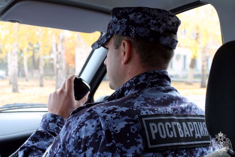 Пожилую женщину спас из огня росгвардеец в Новосибирской области