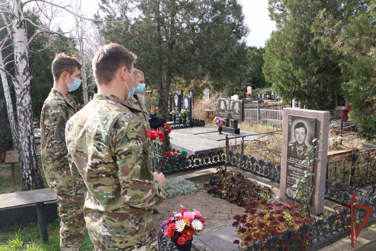 Росгвардейцы Южного округа почтили память боевых товарищей