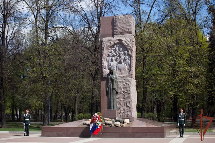 19 ЛЕТ НАЗАД В МОСКВЕ БЫЛ ОТКРЫТ ПАМЯТНИК «ВОИНАМ ВНУТРЕННИХ ВОЙСК»