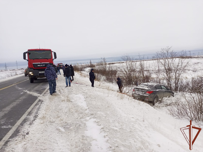 На Ямале росгвардейцы помогли женщине – водителю вызволить  автомобиль из снежного плена (видео)