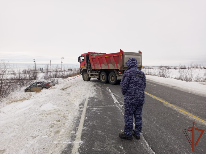 На Ямале росгвардейцы помогли женщине – водителю вызволить  автомобиль из снежного плена (видео)