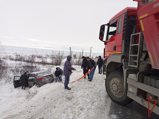 На Ямале росгвардейцы помогли женщине – водителю вызволить автомобиль из снежного плена (видео)