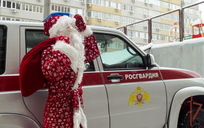 Дед Мороз специального назначения навестил детей донских росгвардейцев