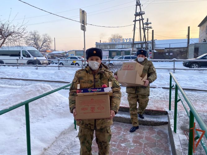 Новогодние сладкие подарки от Росгвардии доставлены детям коррекционной школы Тувы