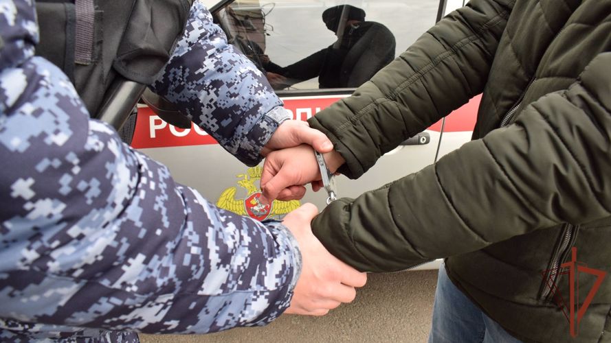 Находившегося в федеральном розыске мужчину задержали сотрудники Росгвардии в Волгоградской области 
