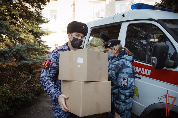 Дед Мороз специального назначения поздравил с наступающим Новым годом крымских школьников