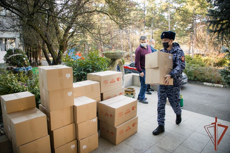Дед Мороз специального назначения поздравил с наступающим Новым годом крымских школьников