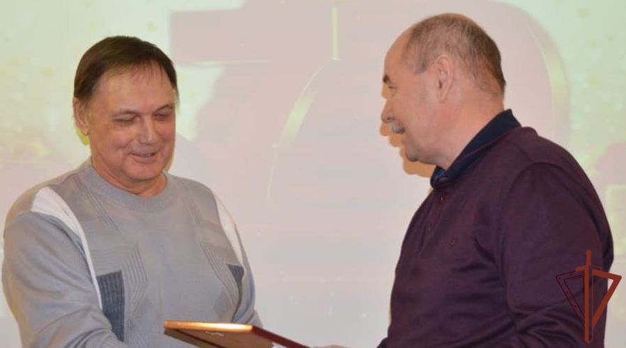 Кинолога-ветерана войск правопорядка поздравили с юбилеем росгвардейцы в Тюмени (видео)
