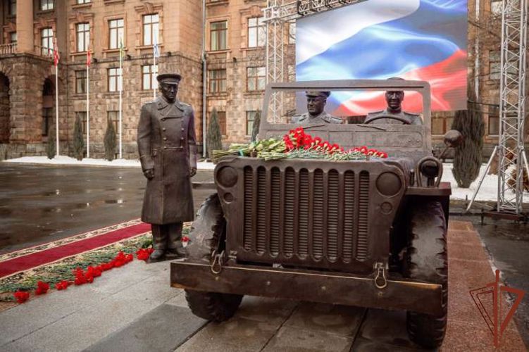 В открытии памятника маршалу Жукову принял участие командующий Уральским округом Росгвардии 