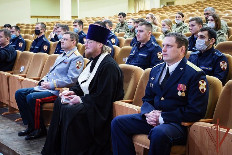 Боевое знамя вручено отдельной авиационной эскадрилье Северо-Западного округа Росгвардии 