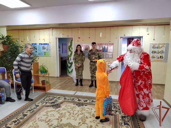 Дед Мороз специального назначения поздравил с праздником воспитанников школы-интерната в Ангарске