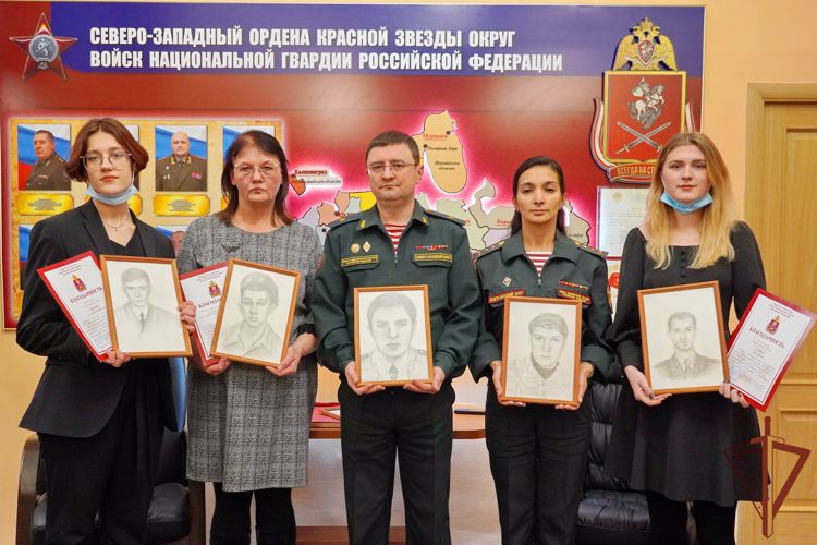 Петербурженки создали портреты погибших в Чечне героев-росгвардейцев