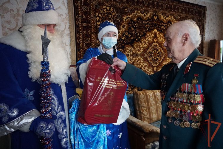 Росгвардейцы в Иванове поздравили ветерана войны с наступающими новогодними праздниками