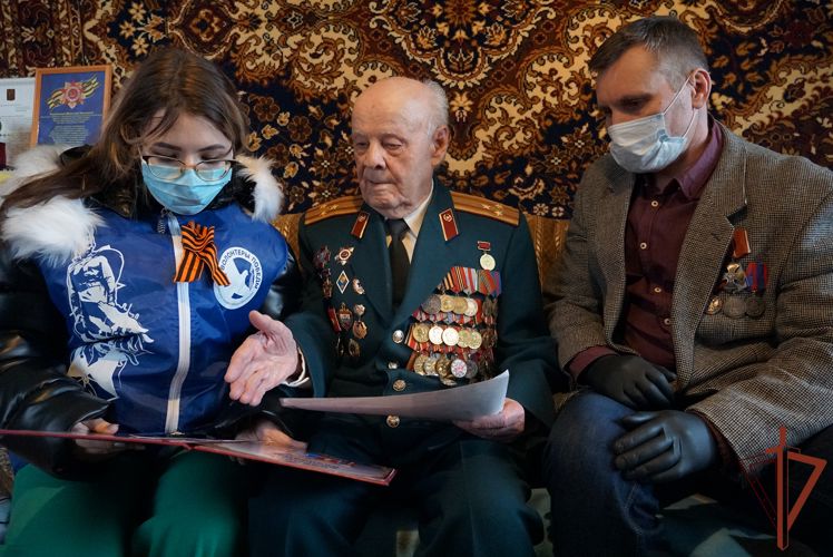 Росгвардейцы в Иванове поздравили ветерана войны с наступающими новогодними праздниками