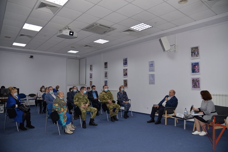 Росгвардейцы в Югре встретились с известным российским писателем и военным журналистом 