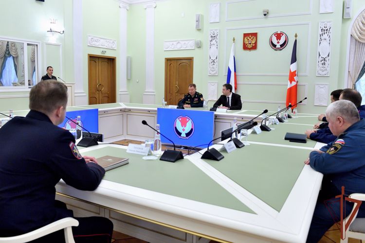 В правительстве Удмуртии состоялась рабочая встреча с командующим Приволжским округом Росгвардии 