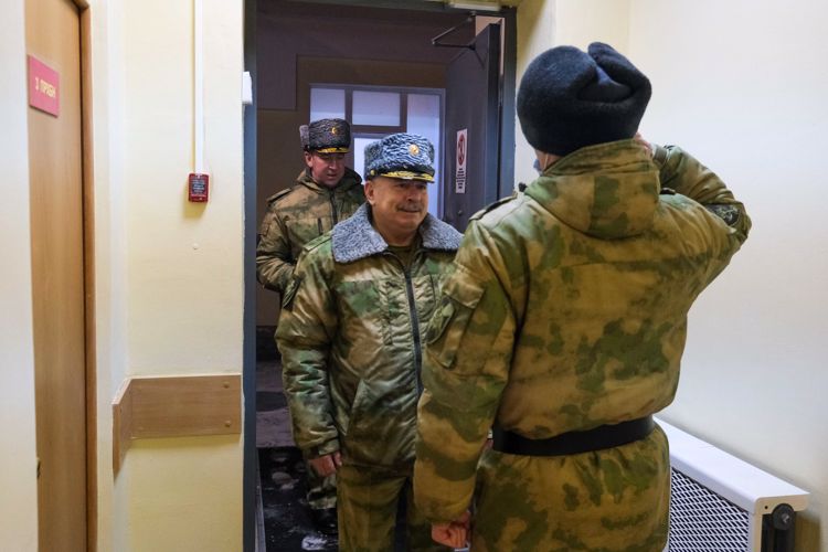 Заступивших на боевое дежурство военнослужащих и сотрудников поздравил с новым годом Командующий округом