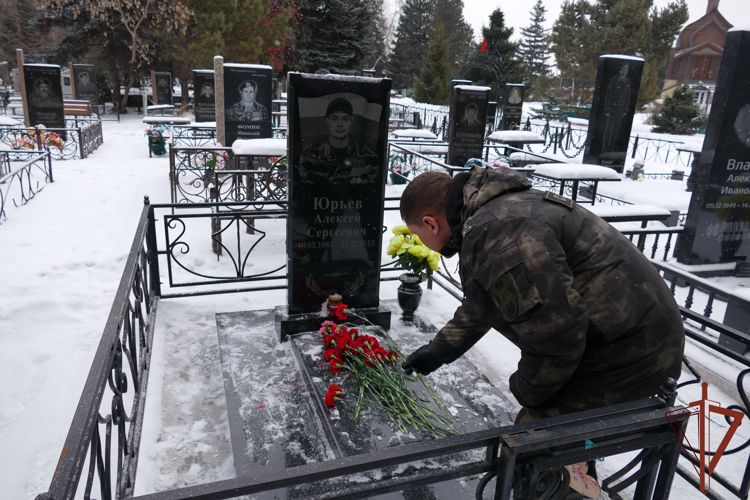 Сотрудники омского СОБР Росгвардии почтили память погибшего боевого товарища